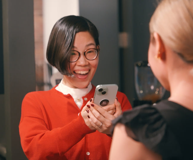 名刺交換をしている女性