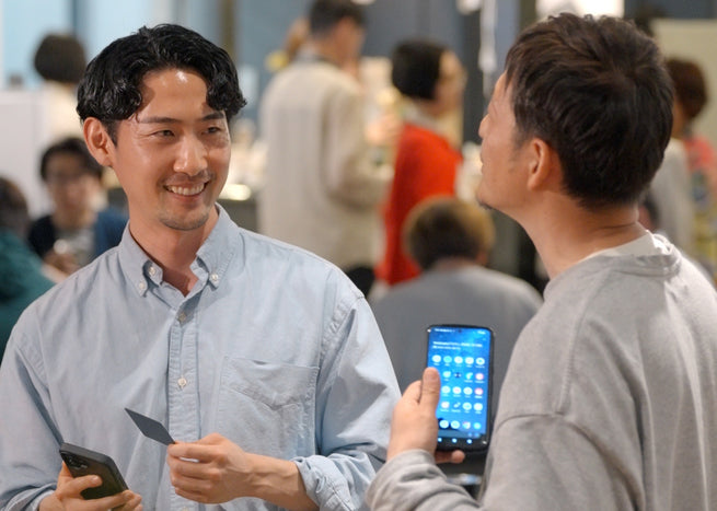 名刺交換をしている男性