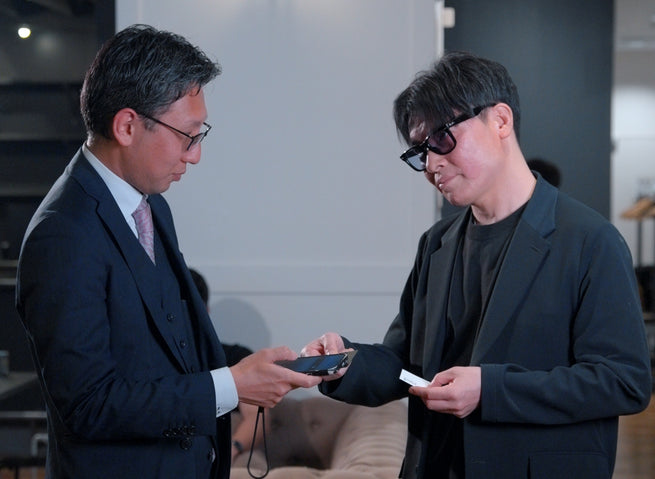 名刺交換をしている男性